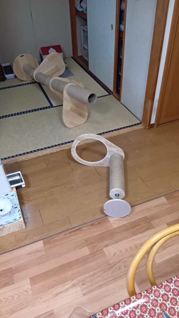 倒れたキャットタワーの写真