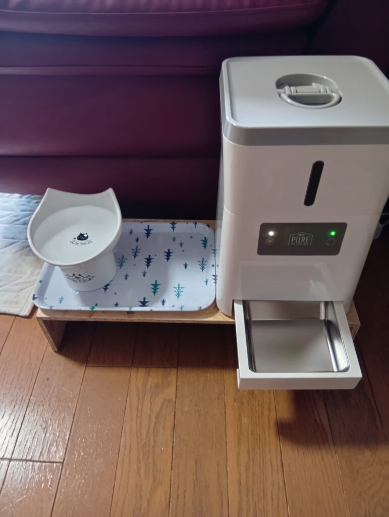 タンク型自動給餌器と水入れの写真