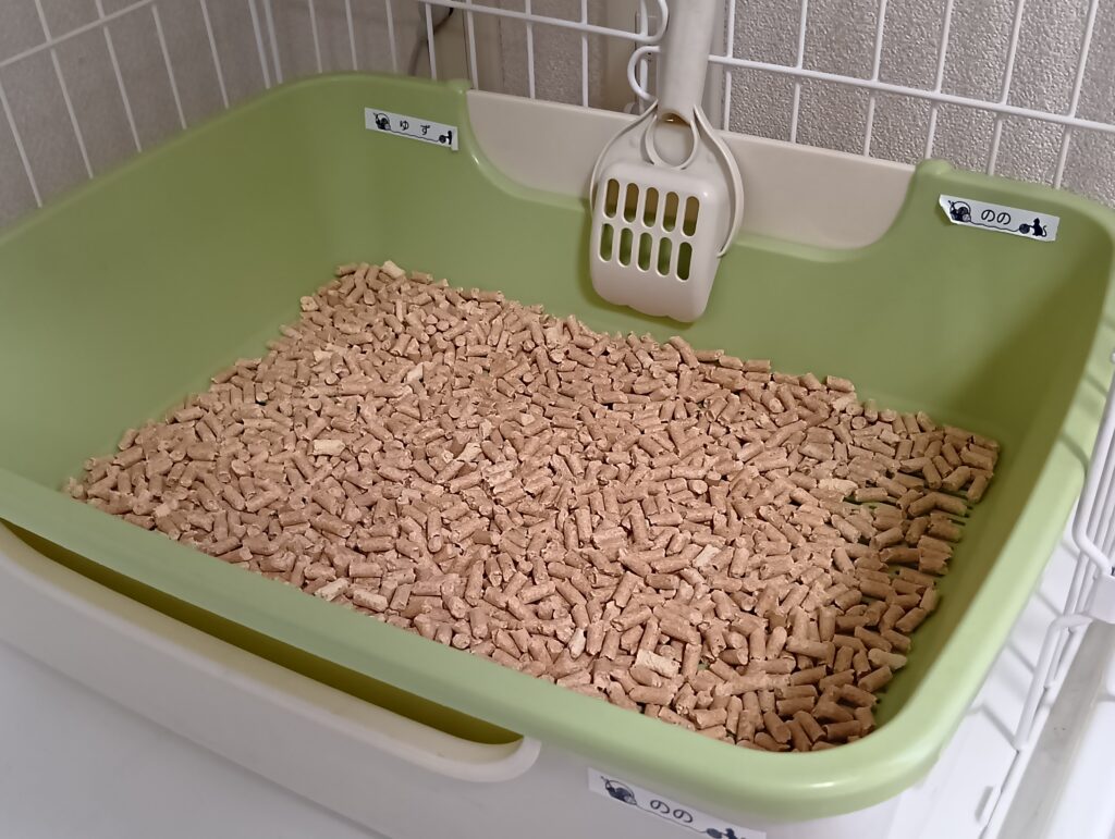 ケージ内にあるゆずのトイレの写真
