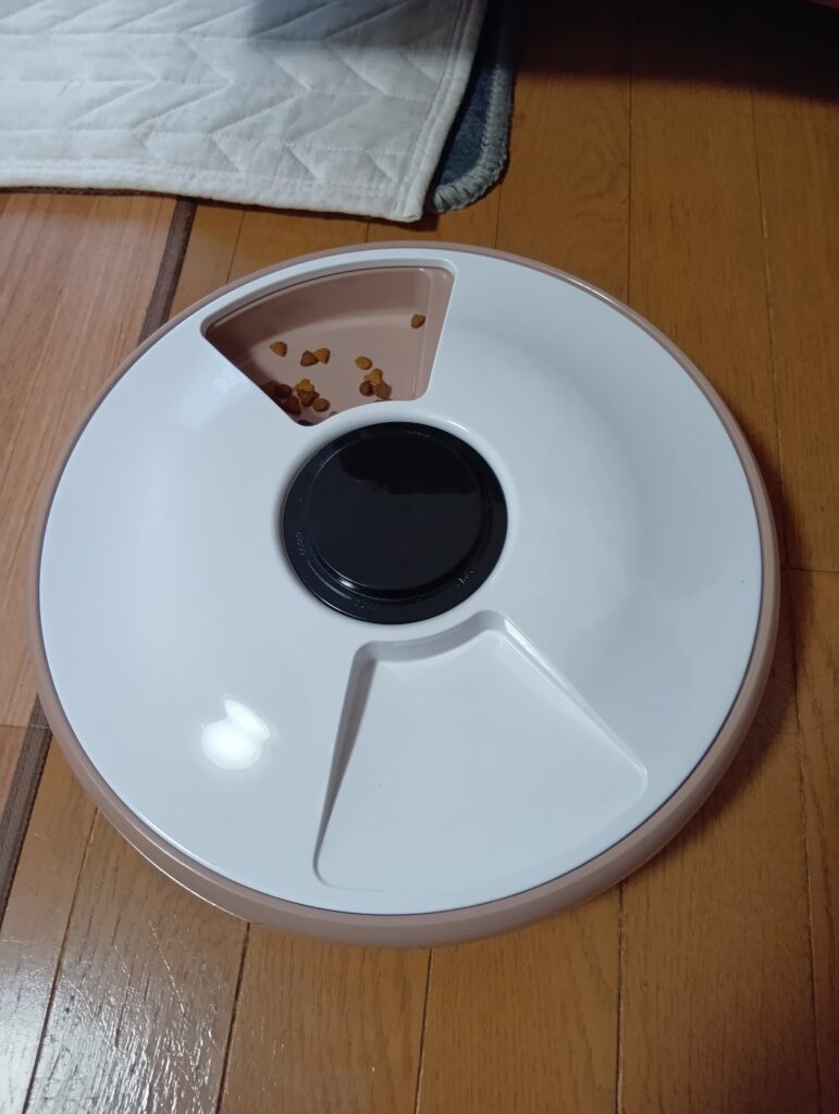 丸型(円形)自動給餌器に１回分のごはんが入っている写真